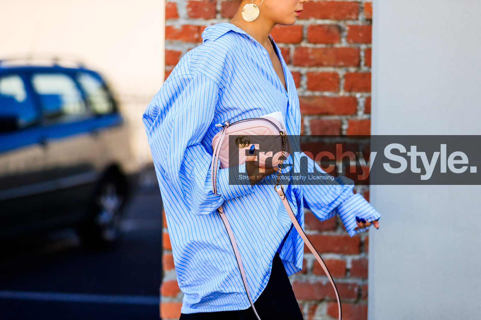 atmosphere details, blue shirt, detail, earrings, fashion week, frenchystyle, FW, graphic shirt, gucci, horizontal, jonathan paciullo, leather bag, MFW, MILAN, pink bag, printed shirt, SPRING SUMMER 2018, SS 18, street style, striped shirt