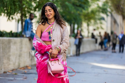 asymetrical top, bag, belted pants, bracelet, color, crop top, cut out top, gold necklace, gucci bag, high waist pants, leather bag, monochrome, necklace, nude trench, pants, pink bag, pink crop top, pink monochrome, pink pants, pink trench, print, printed trench, ring, Selma Kaci, tie and dye, trench, fashion week, frenchystyle, FW, jonathan paciullo, street style, PFW, PARIS, SPRING SUMMER 2022, SS 22, horizontal, atmosphere details