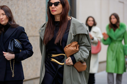 kaki jacket, black dress, black leather belt, bottega veneta belt, big belt, golden buckle belt, camel leather clutch, camel leather bag, bottega veneta bag, black sunglasses, butterfly sunglasses, belted dress, fashion week, frenchystyle, FW, jonathan paciullo, street style, NYFW, NEW YORK, AUTUMN WINTER 2020-2021, FALL WINTER 2020-2021, FW 20-21, horizontal, atmosphere details, detail