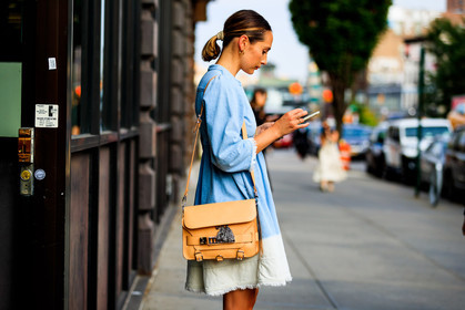 beige bag, blue denim, blue dress, denim dress, graphic bag, leather bag, printed bag, proenza schouler, tie & die, fashion week, frenchystyle, FW, jonathan paciullo, street style, NYFW, NEW YORK, SPRING SUMMER 2019, SS 19, atmosphere details, horizontal, detail