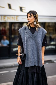 bag, black lips, black skirt, black t-shirt, chain bag, earrings, Eva Losada, grey knitwear, knitwear, margiela bag, pleated skirt, ruffles, skirt, sleveless knitwear, statement earrings, t-shirt, tattoo, street style, jonathan paciullo, FW, frenchystyle, fashion week, PFW, PARIS, SPRING SUMMER 2022, SS 22, vertical, atmosphere details