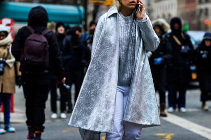 atmosphere details, AUTUMN WINTER 2016-2017, AW 16-17, detail, embroidered coat, fashion week, frenchystyle, FW, FW 16-17, horizontal, jonathan paciullo, NEW YORK, NYFW, shiny, silver, silver coat, silver sweater, street style, tone on tone, total look silver, white pants, woman