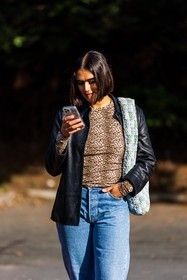 bag, black jacket, blue denim, brown top, crochet bag, denim, green bag, jacket, jean, Jill Kortleve, leather jacket, leopard print, leopard top, lila bag, print, printed top, top, street style, jonathan paciullo, FW, frenchystyle, fashion week, PFW, PARIS, SPRING SUMMER 2022, SS 22, vertical, atmosphere details, model