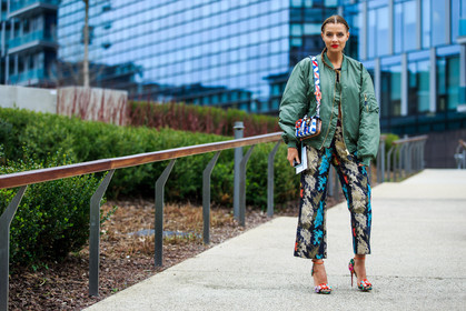 atmosphere details, AUTUMN WINTER 2016-2017, AW 16-17, baguette clutch, blue, blue clutch, bomber jacket, braids, embroidered bag, embroidered pants, FALL WINTER 2016-2017, fashion week, fendi, floral, flower, frenchystyle, full length, FW, FW 16-17, graphic clutch, graphic pants, green, green jacket, grey, high heels, horizontal, jonathan paciullo, kaki, kaki jacket, LFW, LONDON, MENSWEAR, multicolor, multicolor pants, multicolor shoes, orange, pink, printed pants, red, red lips, street style, trousers, turquoise, yellow