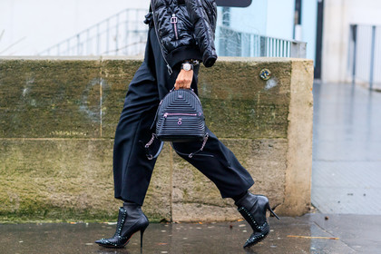 atmosphere details, AUTUMN WINTER 2017-2018, AW 17-18, black bag, black boots, black jacket, black pants, black shoes, detail, FALL WINTER 2017-2018, fashion week, fendi, frenchystyle, FW, FW 17-18, high heels, horizontal, jonathan paciullo, leather backpack, leather bag, leather shoes, PARIS, PFW, street style, tone on tone, total look black, trousers