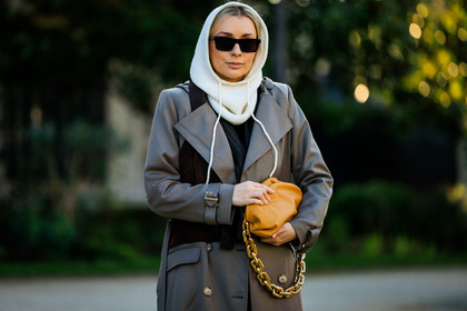 white hood, black sunglasses, knitted hood, grey, trench, dual toned trench, yellow handbag, chain bag, golden chain bag, fashion week, frenchystyle, FW, jonathan paciullo, street style, PARIS, PFW, SPRING SUMMER 2022, SS 22, atmosphere details, detail, horizontal