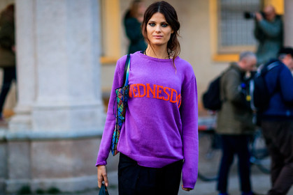atmosphere details, AUTUMN WINTER 2017-2018, AW 17-18, detail, eyeliner, eyeshadow, FALL WINTER 2017-2018, fashion week, frenchystyle, FW, FW 17-18, graphic bag, horizontal, Isabeli Fontana, issey miyake, jonathan paciullo, leather bag, metallic bag, MFW, MILAN, model, purple sweater, silver bag, street style