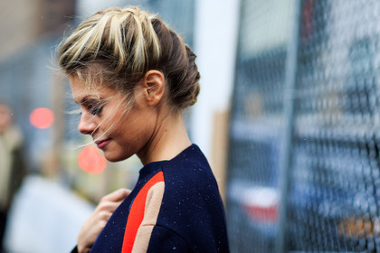 atmosphere details, AUTUMN WINTER 2016-2017, AW 16-17, blue sweater, braids, detail, fashion week, frenchystyle, FW, FW 16-17, horizontal, jonathan paciullo, long hair, natural, NEW YORK, NYFW, street style, woman