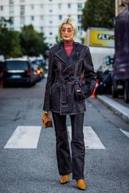 acne studios, acne studios bag, acne studios look, Amalie Gassmann, bag, black jacket, black pants, boots, camel boots, jacket, leather boots, leather jacket, leather pants, pants, pink turtleneck, sunglasses, transparent sunglasses, turtleneck, street style, jonathan paciullo, FW, frenchystyle, fashion week, PFW, PARIS, SPRING SUMMER 2022, SS 22, vertical, full length