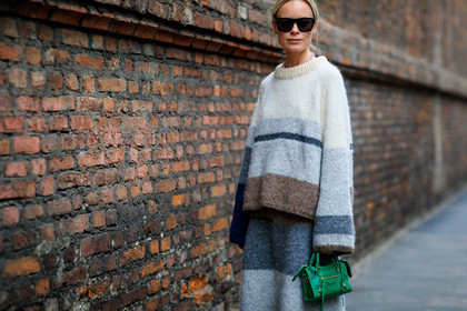 atmosphere details, AUTUMN WINTER 2017-2018, AW 17-18, balenciaga, beige skirt, beige sweater, detail, FALL WINTER 2017-2018, fashion week, frenchystyle, FW, FW 17-18, graphic skirt, green bag, grey skirt, grey sweater, horizontal, jonathan paciullo, leather bag, MFW, MILAN, printed skirt, printed sweater, street style, striped sweater, sunglasses, white skirt, white sweater, wool skirt, wool sweater