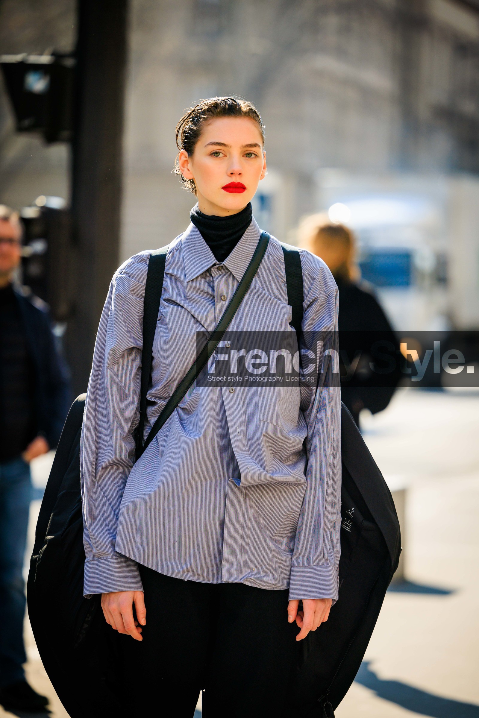 short hair, black turtleneck, grey shirt, black trousers, red lips, wet hair, model, street style, jonathan paciullo, FW, frenchystyle, fashion week, AUTUMN WINTER 2022-2023, FALL WINTER 2022_2023, FW 22-23, PFW, PARIS, vertical, detail