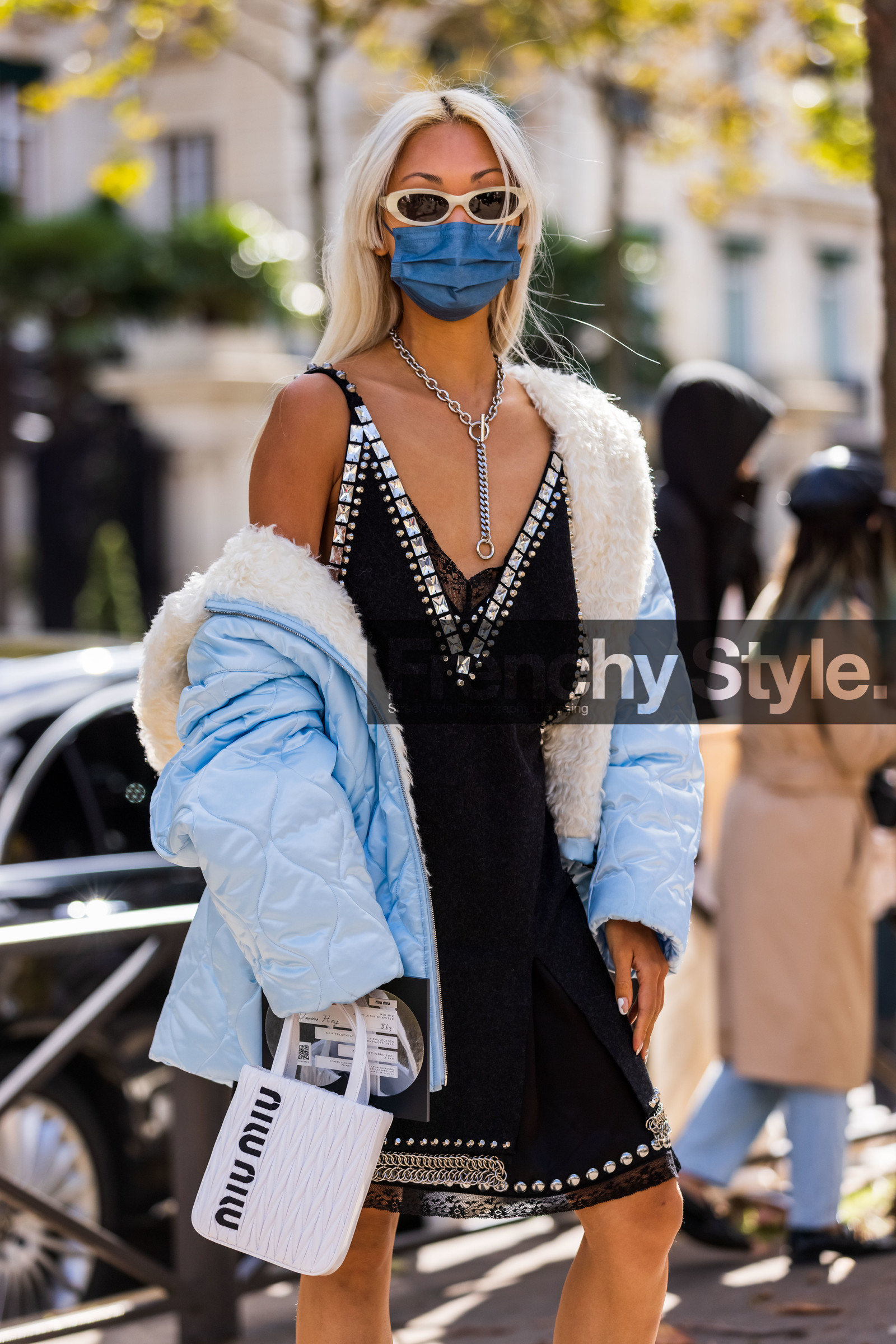 Vanessa Hong, bag, white bag, blue coat, black dress, coat, dress, miu miu look, short dress, statement dress, strap dress, strass, puffer, blue puffer, necklace, silver necklace, facial mask, sunglasses, white sunglasses, fashion week, frenchystyle, FW, jonathan paciullo, street style, PFW, PARIS, SPRING SUMMER 2022, SS 22, vertical, atmosphere details