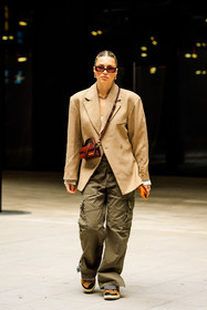 purple glasses, beige blazer, golden loops, chain necklace, jacquemus bag, crossbody bag, burgundy bag, cargo pants, kaki pants, camel sneakers, fashion week, frenchystyle, FW, jonathan paciullo, street style, AUTUMN WINTER 2022-2023, FALL WINTER 2022_2023, FW 22-23, PFW, PARIS, vertical, full length