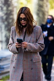 brown coat, check, Christine Centenera, coat, printed coat, smartphone, sunglasses, tartan coat, street style, jonathan paciullo, FW, frenchystyle, fashion week, PFW, PARIS, SPRING SUMMER 2022, SS 22, vertical, atmosphere details
