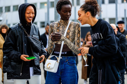 animal print, beige top, black bag, black sweater, blue denim, chloé, crop top, denim pants, fanny pack, hoodie, iphone, jeans, leather bag, model, red lips, short hair, snake print, trousers, versace, white bag, PARIS, PFW, street style, jonathan paciullo, FW, frenchystyle, fashion week, AUTUMN WINTER 2019-2020, AW 19-20, FALL WINTER 2019-2020, FW 19-20, horizontal, atmosphere details, detail