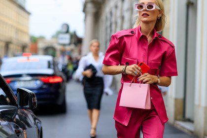 viktoria rader, pink total look, pink pants, pink shirt, satin pants, satin shirt, pink sunglasses, loewe sunglasses, short sleeves shirt, medea bag, light pink bag, pink leather bag, cartier bracelet, cartier clou bracelet, cartier clou ring, cartier ring, multi bracelet, multi rings, golden bracelet, golden rings, diamond ring, fashion week, frenchystyle, FW, jonathan paciullo, street style, MFW, MILAN, SPRING SUMMER 2020, SS 20