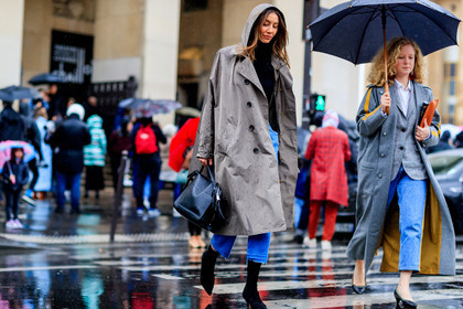 atmosphere details, AUTUMN WINTER 2017-2018, AW 17-18, beige coat, black bag, black shoes, black sweater, blue denim, denim pants, FALL WINTER 2017-2018, fashion week, frenchystyle, full length, FW, FW 17-18, high heels, hood, horizontal, jeans, jonathan paciullo, julie pelipas, leather bag, leather shoes, PARIS, PFW, street style, trench coat, trousers