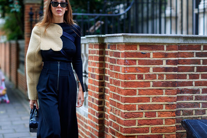 atmosphere details, beige fur, black bag, black pants, black sweater, detail, estelle pigault, fashion week, frenchystyle, FW, horizontal, jonathan paciullo, leather bag, LFW, LONDON, shearling, SPRING SUMMER 2018, SS 18, street style, trousers