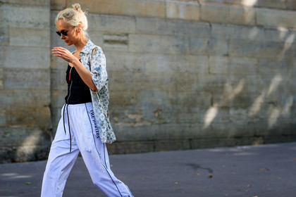 atmosphere details, black top, detail, fashion week, frenchystyle, FW, graphic shirt, horizontal, jonathan paciullo, louis vuitton, MENSWEAR, monogram, olga karput, PARIS, PFW, printed shirt, SPRING SUMMER 2018, SS 18, street style, sunglasses, sweatpants, trousers, white pants, white shirt