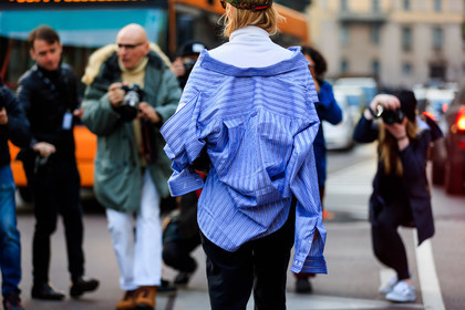 atmosphere details, AUTUMN WINTER 2017-2018, AW 17-18, back detail, black pants, blue shirt, detail, FALL WINTER 2017-2018, fashion week, frenchystyle, FW, FW 17-18, green cap, horizontal, jonathan paciullo, men shirt, MFW, MILAN, open back, open work, oversize, street style, striped shirt, sweatpants, trousers, tucked in, turtleneck sweater, vêtements, white sweater