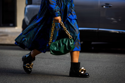 bag, black boots, blue raincoat, boots, bottega veneta bag, chain bag, floral print, flower print, Gili Biegun, gold chain, green bag, green dress, jw anderson boots, print, printed raincoat, raincoat, street style, jonathan paciullo, FW, frenchystyle, fashion week, PFW, PARIS, SPRING SUMMER 2022, SS 22, horizontal, atmosphere details