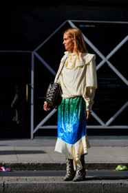 animal print, beige shirt, blanca miro scrimieri, blue skirt, graphic bag, graphic skirt, green bag, high heels, jw anderson, leather bag, leather shoes, printed bag, printed skirt, snake print, white blouse, fashion week, frenchystyle, FW, jonathan paciullo, street style, LFW, LONDON, SPRING SUMMER 2019, SS 19, vertical, full length