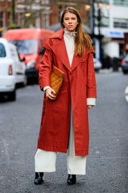 monica ainley, red trench coat, white pullover, white pants, zipped pullover, camel leather clutch, plaited clutch, white jeans, flare pants, black leather boots, fashion week, frenchystyle, FW, jonathan paciullo, street style, LFW, LONDON, AUTUMN WINTER 2020-2021, FALL WINTER 2020-2021, FW 20-21, vertical, full length