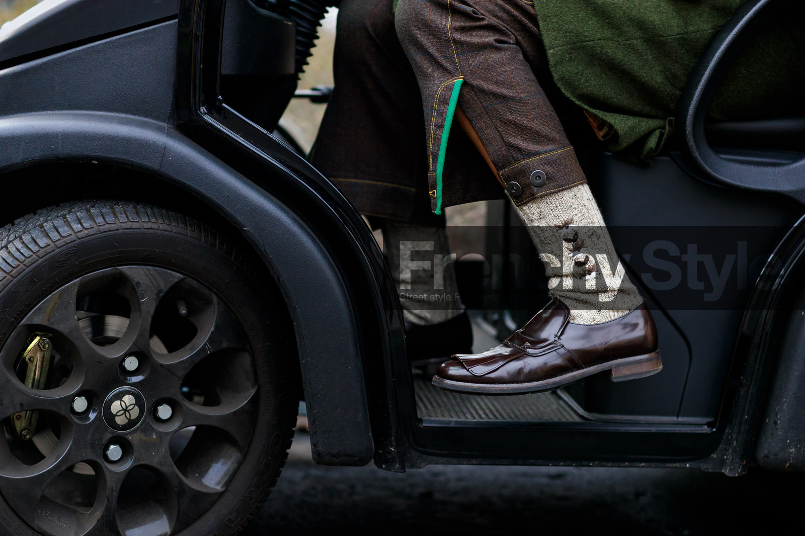 atmosphere details, AUTUMN WINTER 2017-2018, AW 17-18, brown loafers, brown pants, detail, FALL WINTER 2017-2018, fashion week, frenchystyle, FW, FW 17-18, green coat, horizontal, jonathan paciullo, leather shoes, MFW, MILAN, street style, trousers