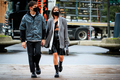 JS roques, grey jacket, short sleeves jacket, prada jacket, black hoodie, black pants, black leather loafers, big, sole shoes, big sole loafers, alice barbier, grey jacket, oversize jacket, white shirt, black leather bag, black leather shorts, black leather boots, black polish boots, polish boots, laced boots, flat boots, square shape bag, coperni bag, hand bag, silvered chain strap bag, cropped top, black top, black bra, asymmetrical top, big sole boots, black leather bermuda shorts, covid face mask, fashion week, frenchystyle, FW, jonathan paciullo, street style, PFW, PARIS, SPRING SUMMER 2021, SS 21, horizontal, atmosphere details, full length