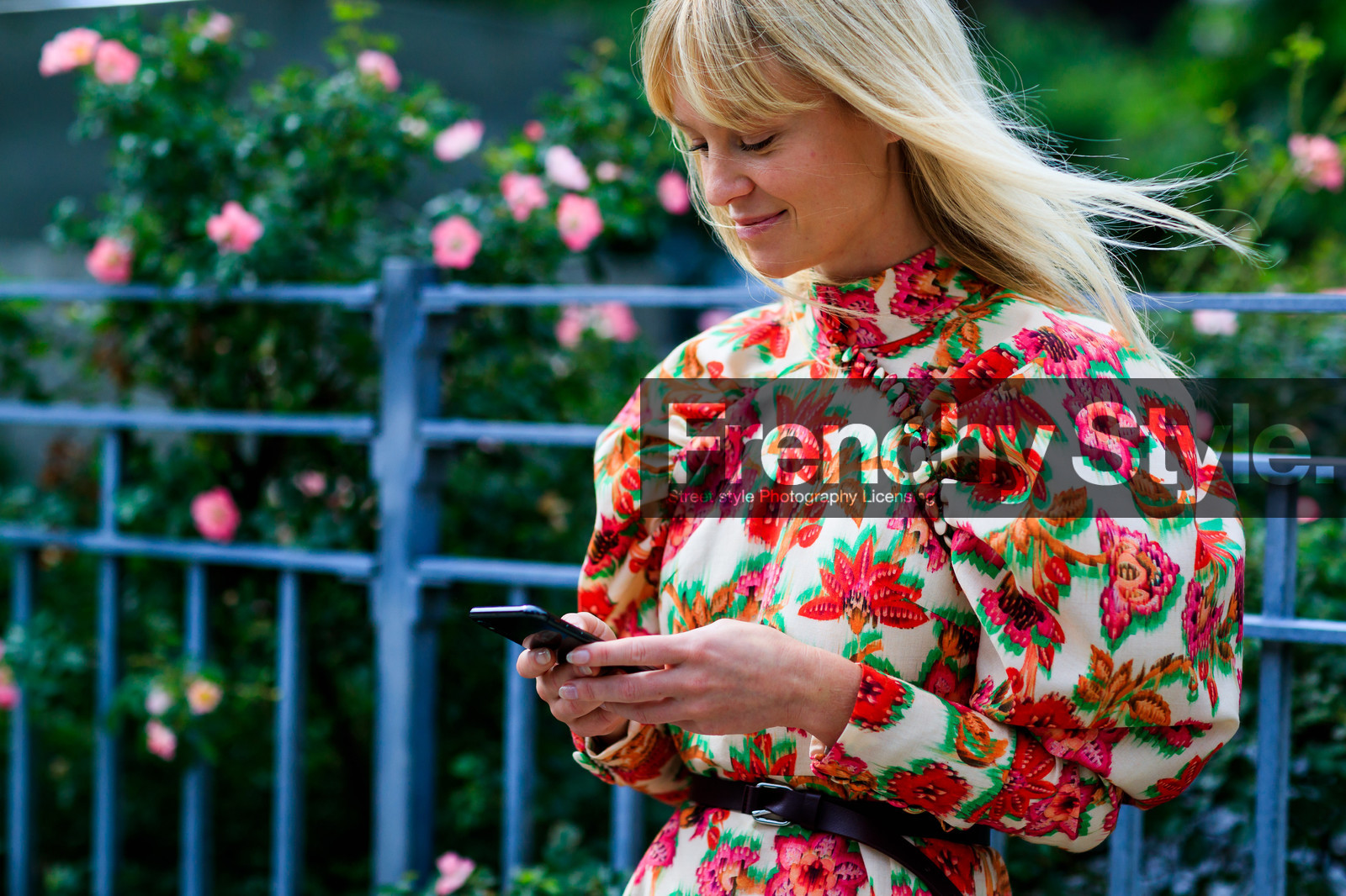 graphic dress, jeanette madsen, printed dress, iphone, smartphone, street style, jonathan paciullo, FW, frenchystyle, fashion week, NYFW, NEW YORK, SPRING SUMMER 2019, SS 19, atmosphere details, horizontal, detail