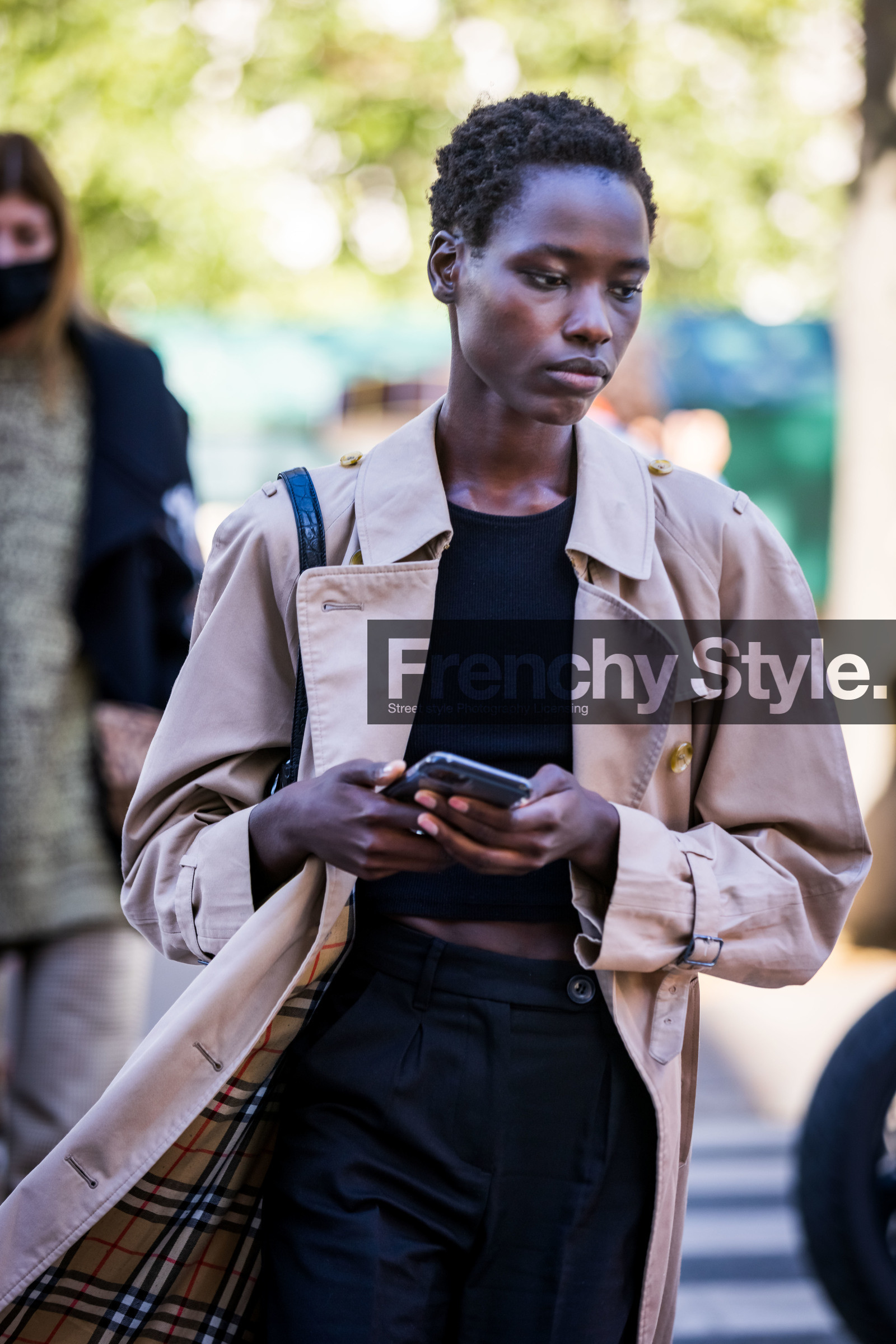 beige trenchcoat, black pants, black top, burberry trenchcoat, trenchcoat, street style, jonathan paciullo, FW, frenchystyle, fashion week, PFW, PARIS, SPRING SUMMER 2022, SS 22, vertical, atmosphere details, model