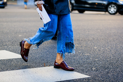 atmosphere details, AUTUMN WINTER 2017-2018, AW 17-18, blue denim, chanel handbag, chloe, denim pants, detail, FALL WINTER 2017-2018, fashion week, frenchystyle, FW, FW 17-18, horizontal, jeans, jonathan paciullo, leather shoes, negin mirsalehi, PARIS, PFW, ripped pants, street style, trousers, tweed bag