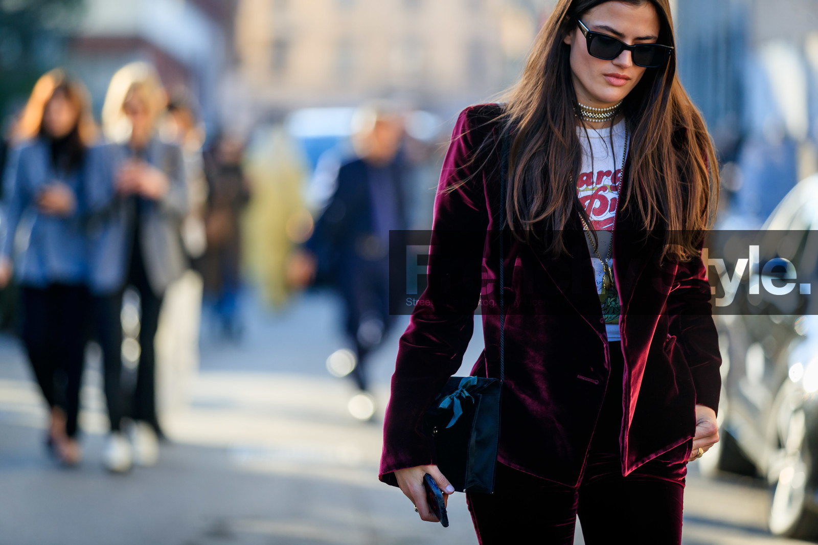 burgundy jacket, burgundy pants, velvet jacket, velvet pants, white t-shirt, letter printed t-shirt, printed t-shirt, black bag, velvet bag, shoulder bag, fashion week, frenchystyle, FW, jonathan paciullo, street style, MFW, MILAN, AUTUMN WINTER 2020-2021, FALL WINTER 2020-2021, FW 20-21, horizontal, atmosphere details, detail