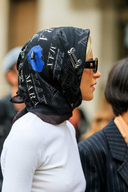 caro daur, max mara scarf, black scarf, silk scarf, scarf, hair details, hair scarf, close up detail, fashion week, frenchystyle, FW, jonathan paciullo, street style, MFW, MILAN, SPRING SUMMER 2020, SS 20