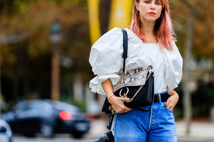atmosphere details, black bag, blue denim, camera, chloe, denim pants, detail, dyed hair, fashion week, frenchystyle, FW, horizontal, jeans, jonathan paciullo, leather bag, PARIS, PFW, pink hair, snake print, SPRING SUMMER 2017, SS 17, street style, trousers, white shirt