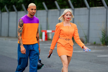 blue pants, christian dior, graphic sweater, metallic belt, orange, orange jacket, orange skirt, orange sweater, purple, red lips, tattoos, trousers, fashion week, frenchystyle, FW, jonathan paciullo, street style, PFW, PARIS, atmosphere details, horizontal, detail, AUTUMN WINTER 2018-2019, FALL WINTER 2018-2019, FW 18-19