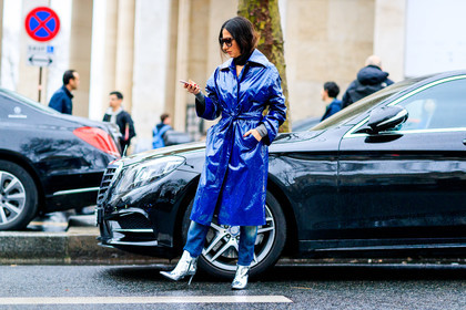 atmosphere details, AUTUMN WINTER 2017-2018, AW 17-18, blue coat, blue denim, denim pants, FALL WINTER 2017-2018, fashion week, frenchystyle, full length, FW, FW 17-18, high heels, horizontal, jeans, jonathan paciullo, leather coat, leather shoes, nausheen shah, PARIS, PFW, silver shoes, street style, sunglasses, trench coat, trousers, varnished leather, vinyl
