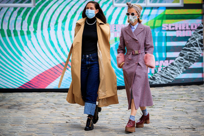 pink coat, fur coat, hair scarf, geometrical printed coat, geometrical printed scarf, red leather loafers, burgundy leather loafers, wedge shoes, beige trench coat, blue jeans, denim, black leather boots, laced boots, flat boots, hiking boots, loose jeans, covid face mask, PARIS, PFW, fashion week, frenchystyle, FW, jonathan paciullo, street style, SPRING SUMMER 2021, SS 21, horizontal, atmosphere details, full length
