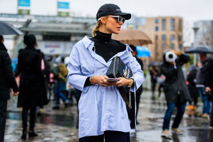 atmosphere details, AUTUMN WINTER 2017-2018, AW 17-18, balenciaga, black bag, black cap, black turtleneck, blue shirt, christian dior, detail, FALL WINTER 2017-2018, fashion week, frenchystyle, FW, FW 17-18, graphic bag, horizontal, jonathan paciullo, leather bag, louis vuitton, PARIS, PFW, printed bag, printed shirt, street style, striped shirt, sunglasses