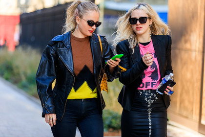 black jacket, black pants, black skirt, blazer, blue denim, denim pants, iphone, jeans, leather bag, leather jacket, pink t shirt, printed sweater, printed t shirt, sunglasses, trousers, PARIS, PFW, street style, jonathan paciullo, FW, frenchystyle, fashion week, AUTUMN WINTER 2019-2020, AW 19-20, FALL WINTER 2019-2020, FW 19-20, horizontal, atmosphere details, detail