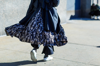 atmosphere details, AUTUMN WINTER 2016-2017, AW 16-17, black coat, detail, fashion week, frenchystyle, FW, FW 16-17, horizontal, jonathan paciullo, layers, leather sneakers, NEW YORK, NYFW, oversize, printed dress, street style, white sneakers, woman