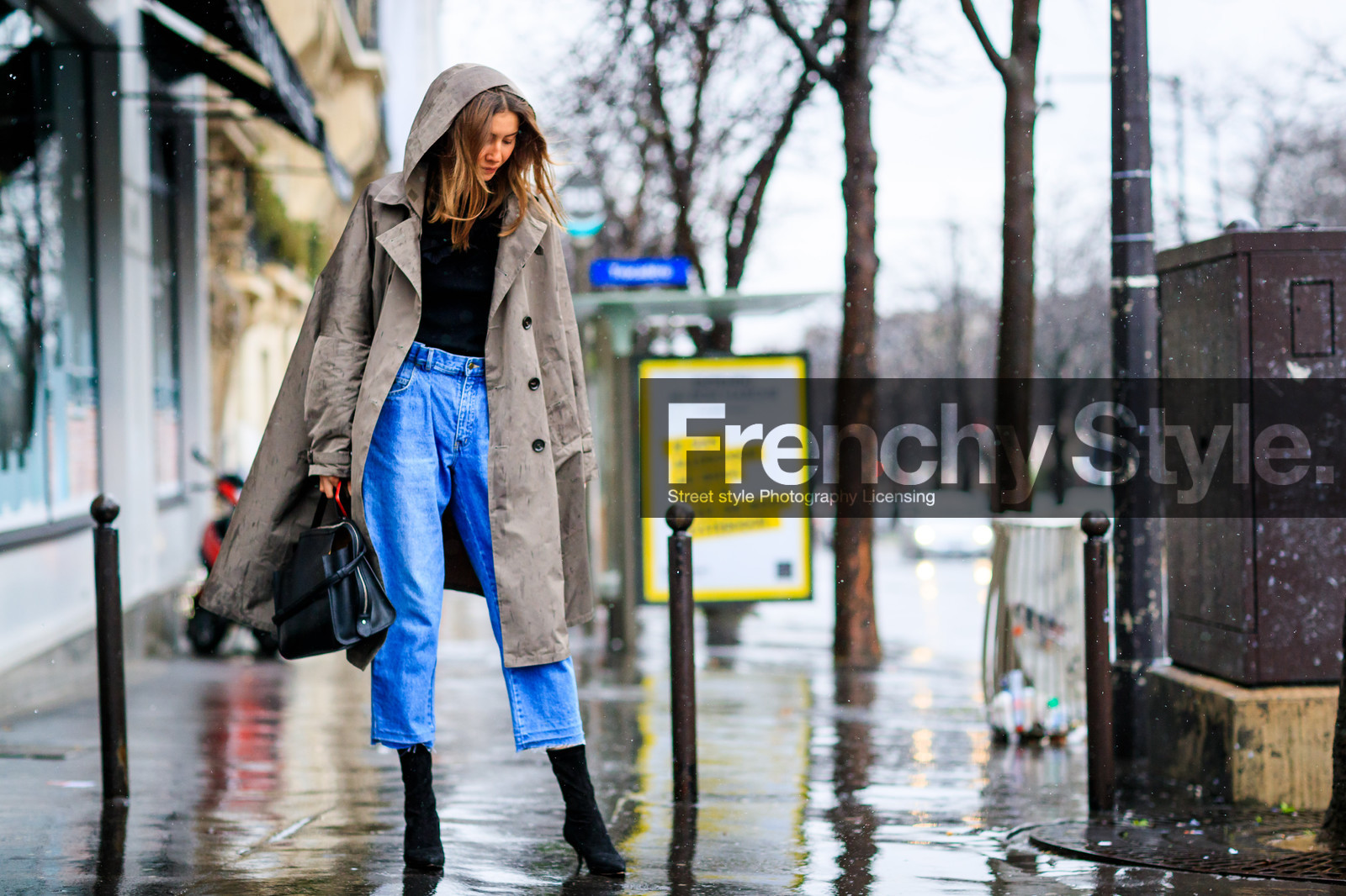 atmosphere details, AUTUMN WINTER 2017-2018, AW 17-18, beige coat, black bag, black shoes, black sweater, blue denim, denim pants, FALL WINTER 2017-2018, fashion week, frenchystyle, full length, FW, FW 17-18, high heels, hood, horizontal, jeans, jonathan paciullo, julie pelipas, leather bag, leather shoes, PARIS, PFW, street style, trench coat, trousers