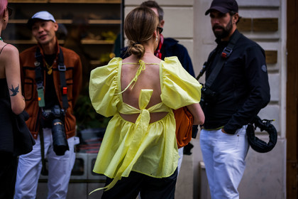 back, back detail, ballon sleeves, bow, bun, hairstyle, open back, orange bag, yellow top, street style, jonathan paciullo, FW, frenchystyle, fashion week, PFW, PARIS, SPRING SUMMER 2022, SS 22, horizontal, atmosphere details