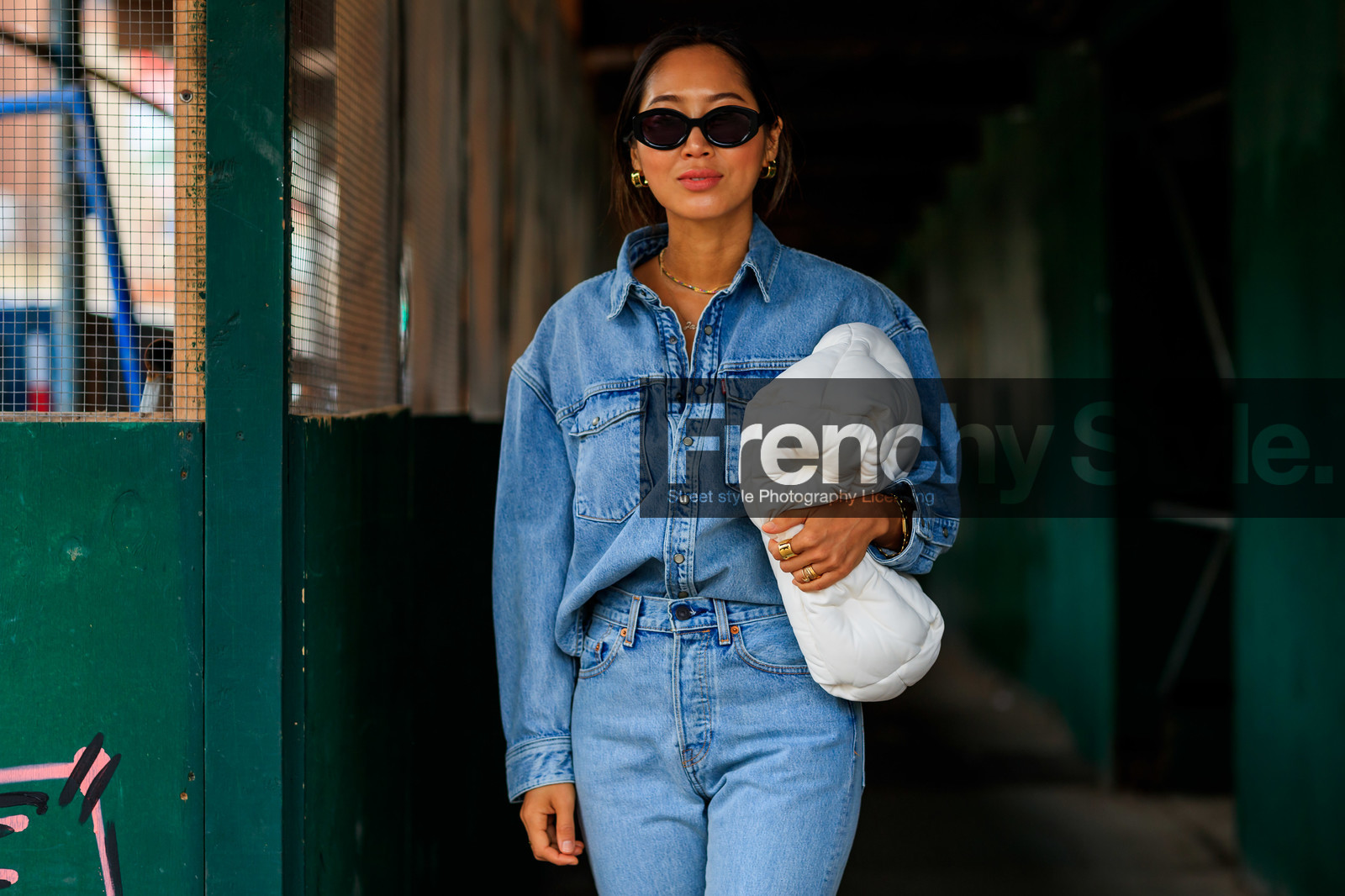 aimee song, blue denim, denim pants, denim shirt, jeans, leather bag, leather shoes, maison martin margiela, sunglasses, tone on tone, total look denim, trousers, white bag, street style, jonathan paciullo, FW, frenchystyle, fashion week, NEW YORK, NYFW, SPRING SUMMER 2020, SS 20, horizontal, atmosphere details, detail
