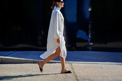 white dress, high collar dress, satin dress, miu miu shoes, flat slippers, open toe shoes, pearl detail shoes, black slippers, black sandals, black sunglasses, plastic earrings, black earrings, long sleeves dress, fashion week, frenchystyle, FW, jonathan paciullo, street style, atmosphere details, horizontal, detail