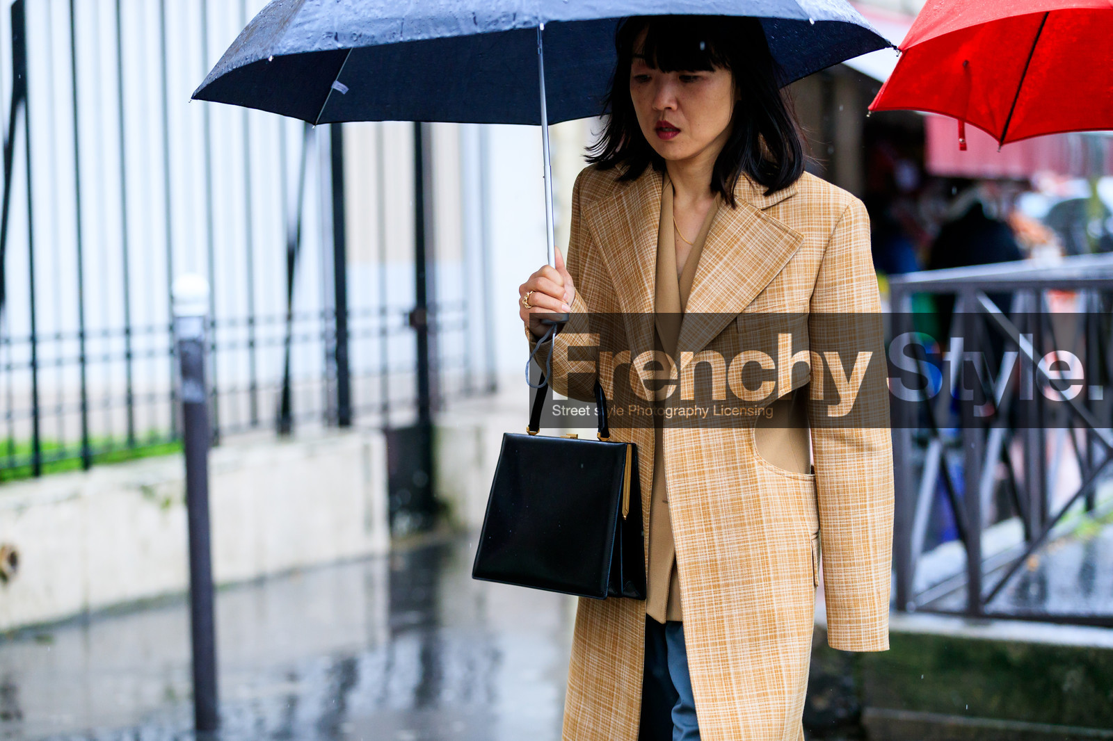 atmosphere details, AUTUMN WINTER 2017-2018, AW 17-18, beige coat, black bag, detail, FALL WINTER 2017-2018, fashion week, frenchystyle, FW, FW 17-18, graphic jacket, horizontal, jonathan paciullo, leather bag, PARIS, PFW, printed jacket, street style, striped jacket, umbrella