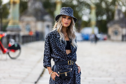 bag, bracelet, colot, gold bag, gold earrings, gold necklace, necklace, pink shirt, Selma Kaci, shirt, fashion week, frenchystyle, FW, jonathan paciullo, street style, PFW, PARIS, SPRING SUMMER 2022, SS 22, horizontal, atmosphere details