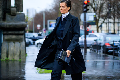 atmosphere details, AUTUMN WINTER 2017-2018, AW 17-18, black bag, black coat, black jacket, black pants, detail, FALL WINTER 2017-2018, fashion week, frenchystyle, FW, FW 17-18, horizontal, jonathan paciullo, leather bag, PARIS, PFW, street style, tone on tone, total look black, trousers