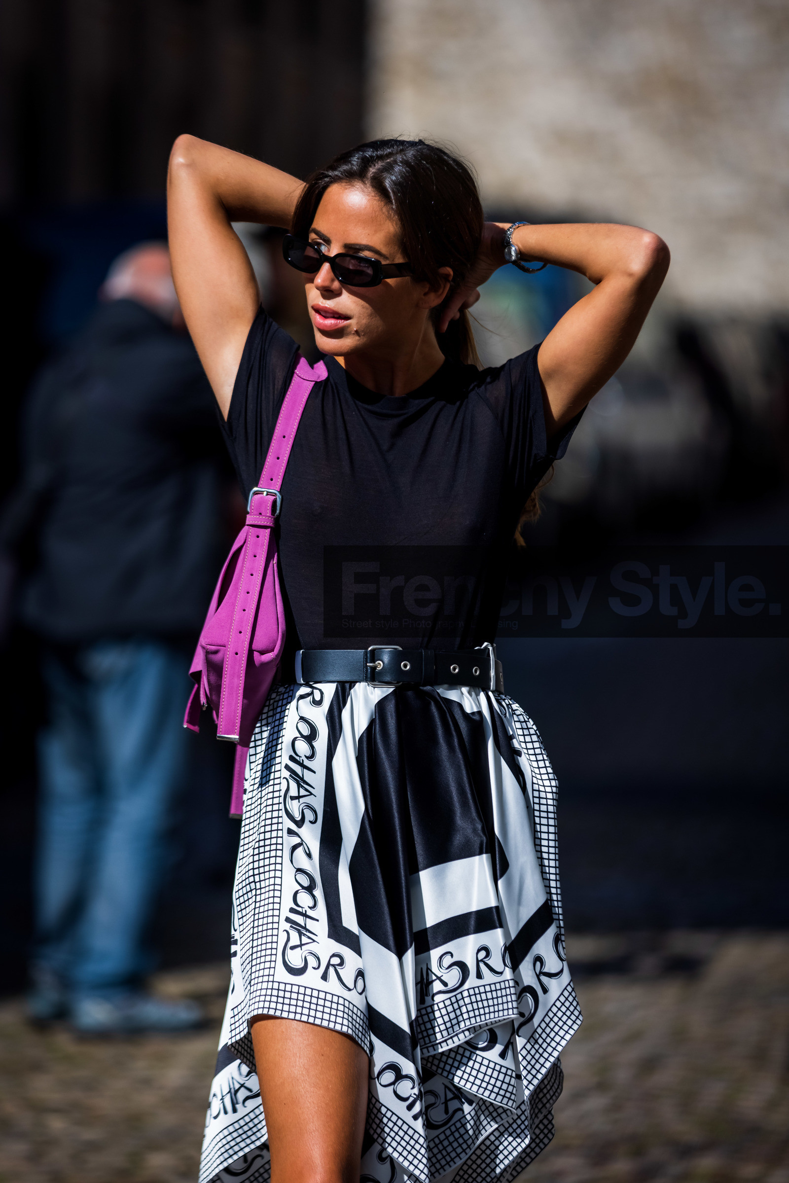 asymetric skirt, bag, belt, black and white, black belt, black boots, black sunglasses, black t-shirt, boots, Nina Urgell Cloquell, pink bag, printed skirt, skirt, sunglasses, t-shirt, street style, jonathan paciullo, FW, frenchystyle, fashion week, PFW, PARIS, SPRING SUMMER 2022, SS 22, vertical, atmosphere details