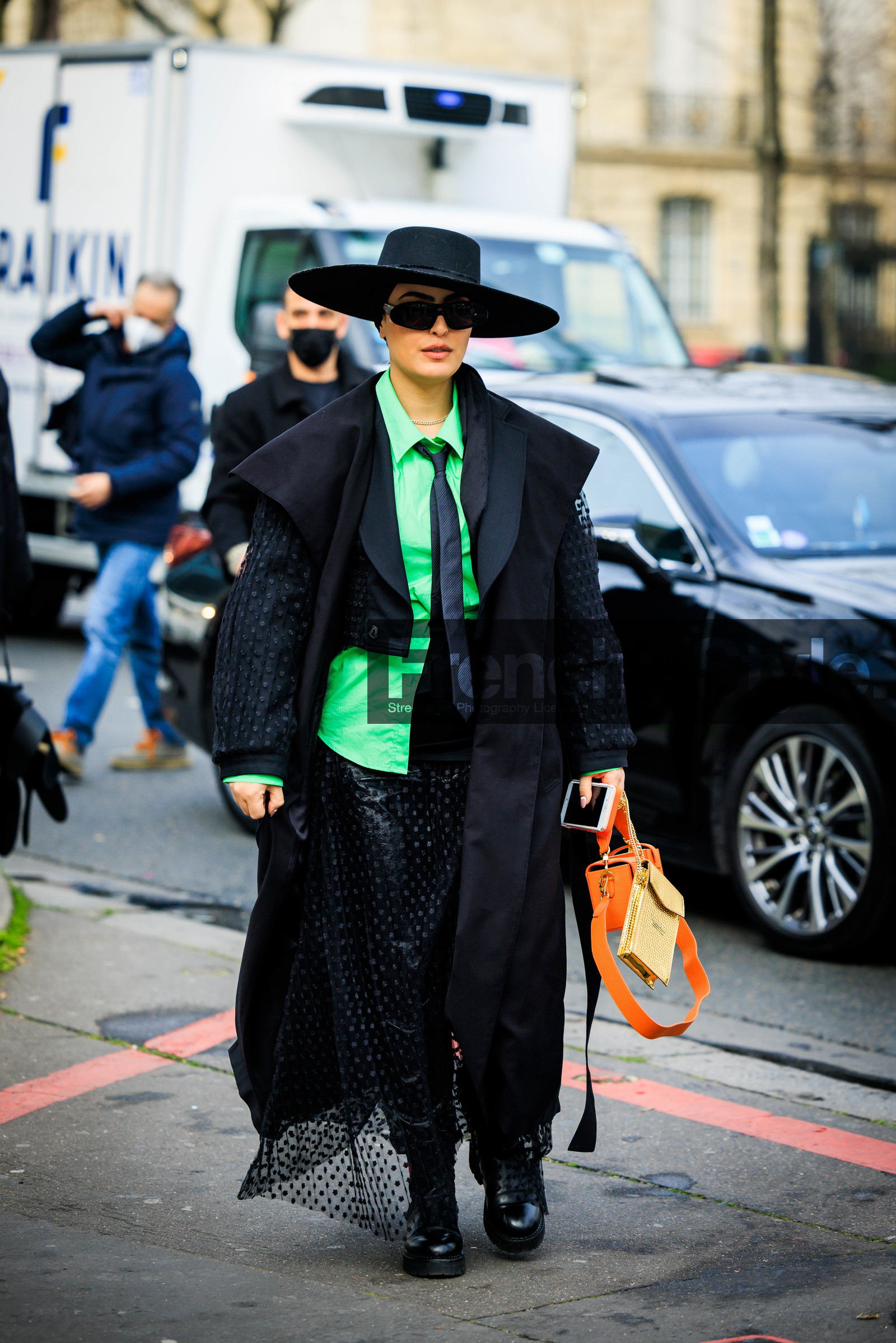 black hat, black sunglasses, green shirt, black tie, black trench, black pants, tulle skirt, orange handbag, golden crossbody, handbag, black look, black boots, fashion week, frenchystyle, FW, jonathan paciullo, street style, AUTUMN WINTER 2022-2023, FALL WINTER 2022_2023, FW 22-23, PFW, PARIS, vertical, full length
